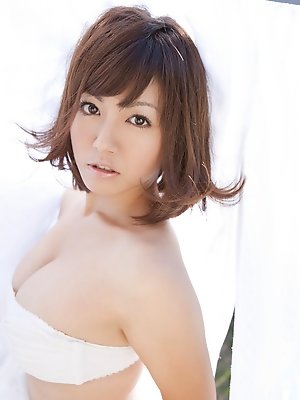 Sayaka Isoyama Asian hides big boobs under sheets in the garden